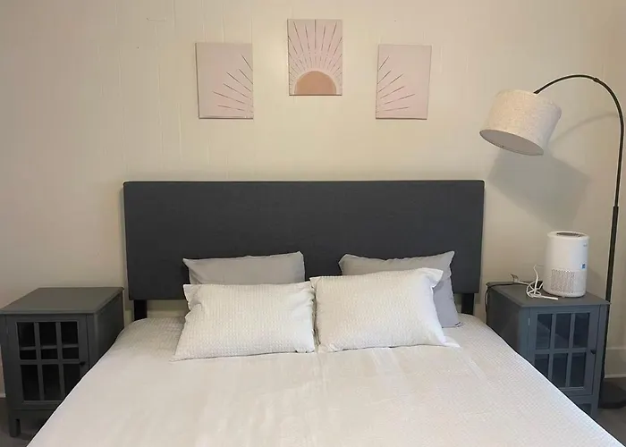 2br 2 King Beds - Free Parking - Near Bakery Square And Universities *