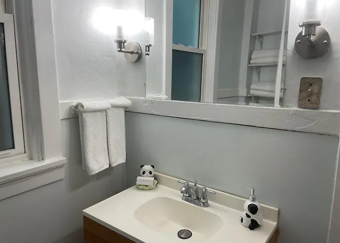 2br 2 King Beds - Free Parking - Near Bakery Square And Universities Apartment *