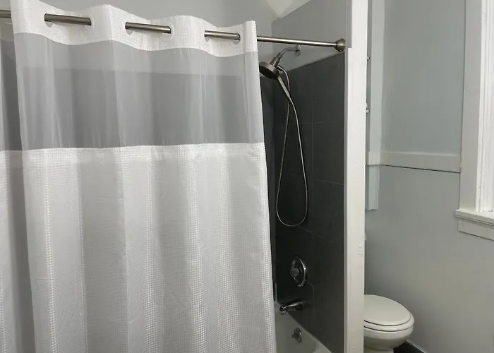 2br 2 King Beds - Free Parking - Near Bakery Square And Universities *